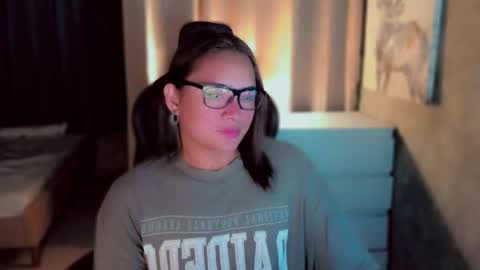 Snapshot of queenarthalia chatting on November 17, 2025, 4:18 am ARTHA online show from November 17, 2025, 4:18 am