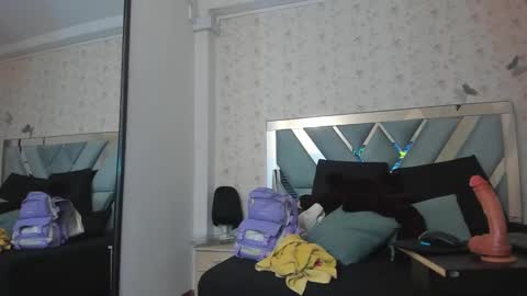 QUEENJEENN online show from December 10, 2024, 1:54 am