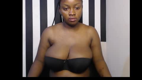 Snapshot of queenofalltest chatting on October 16, 2025, 12:33 am Zoey online show from October 16, 2025, 12:33 am