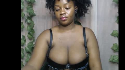 Snapshot of queenofalltest chatting on November 5, 2025, 12:16 pm Zoey online show from November 5, 2025, 12:16 pm