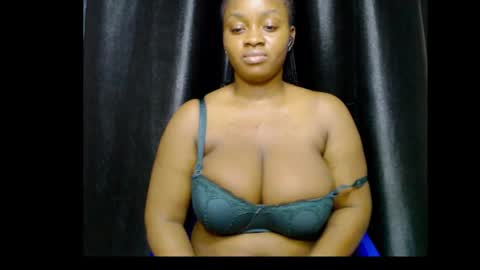 Snapshot of queenofalltest chatting on November 24, 2025, 10:42 pm Zoey online show from November 24, 2025, 10:42 pm