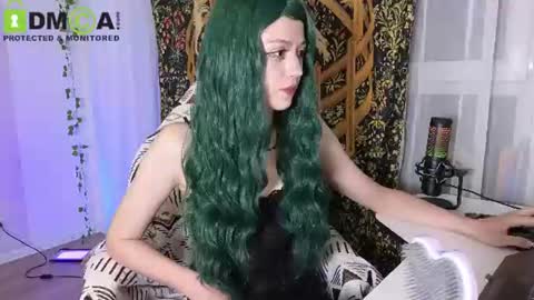 Snapshot of queenofwandss chatting on July 4, 2026, 8:26 pm follow my new insta online show from July 4, 2026, 8:26 pm