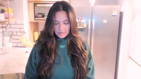 Snapshot of queenv66 chatting on December 27, 2024, 2:58 am Val - online show from December 27, 2024, 2:58 am