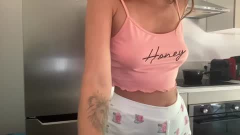 Quinnyelena online show from June 25, 2026, 9:58 am