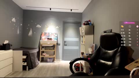 Snapshot of raeannschemmer chatting on February 14, 2026, 4:04 pm Mila online show from February 14, 2026, 4:04 pm