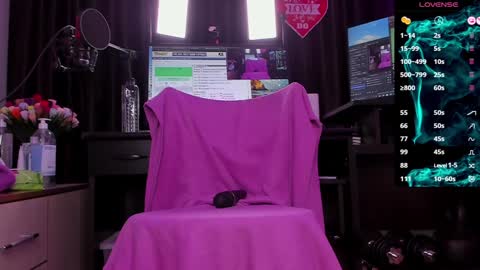 Snapshot of raissa_sky26 chatting on December 8, 2024, 2:39 am Laura online show from December 8, 2024, 2:39 am