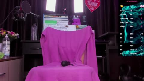 Snapshot of raissa_sky26 chatting on December 27, 2024, 2:47 am Laura online show from December 27, 2024, 2:47 am