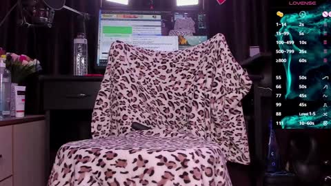 Snapshot of raissa_sky26 chatting on January 17, 2025, 2:29 am Laura online show from January 17, 2025, 2:29 am