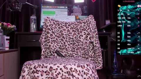 Snapshot of raissa_sky26 chatting on January 19, 2025, 2:36 am Laura online show from January 19, 2025, 2:36 am