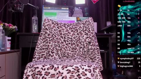 Snapshot of raissa_sky26 chatting on January 19, 2025, 8:39 am Laura online show from January 19, 2025, 8:39 am