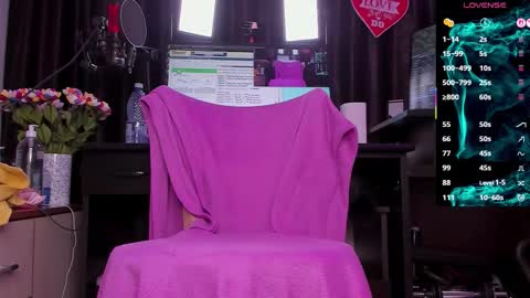 Snapshot of raissa_sky26 chatting on October 2, 2025, 2:40 am Laura online show from October 2, 2025, 2:40 am