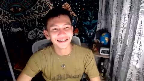 Snapshot of ralfhuge24 chatting on May 17, 2026, 12:12 pm ralfhuge24 online show from May 17, 2026, 12:12 pm