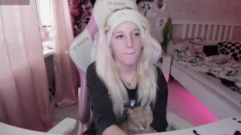 Snapshot of rapunzel_cute chatting on October 19, 2025, 1:34 pm Rapunzel online show from October 19, 2025, 1:34 pm