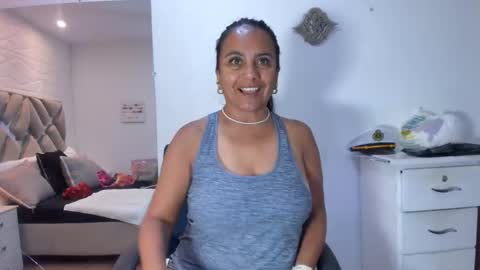 Snapshot of raquel_moore chatting on December 4, 2025, 11:41 am Raquel Moore online show from December 4, 2025, 11:41 am