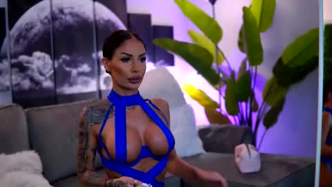 Raquelle online show from October 27, 2025, 9:35 am