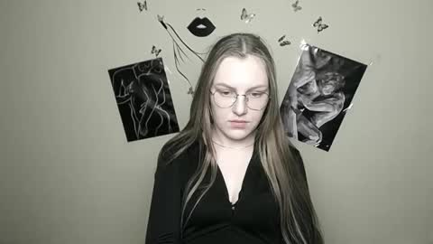 raspberry0101 online show from January 28, 2025, 7:32 pm