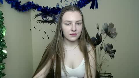 raspberry0101 online show from February 3, 2025, 1:40 pm