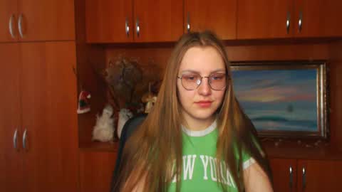 raspberry0101 online show from February 25, 2025, 1:28 pm