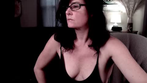 Snapshot of raven_feathers chatting on April 19, 2026, 9:50 pm Roxanneredlight59 online show from April 19, 2026, 9:50 pm