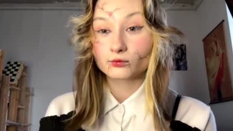 Snapshot of ravenamesbury chatting on October 31, 2025, 8:15 am Lilith online show from October 31, 2025, 8:15 am