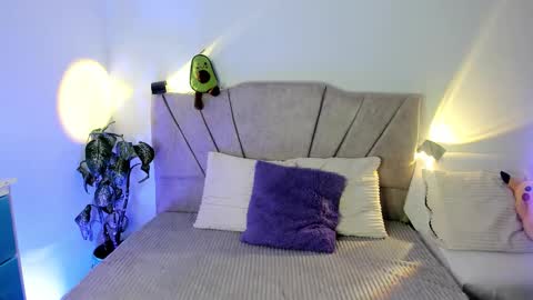 Snapshot of ravencollen chatting on November 11, 2025, 1:00 pm ravencollen online show from November 11, 2025, 1:00 pm