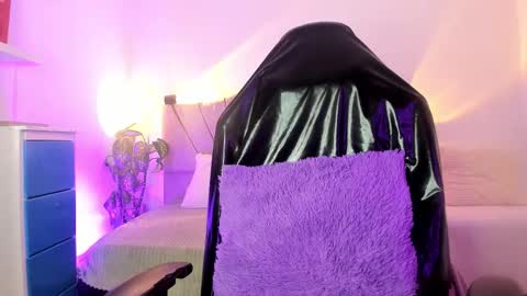 Snapshot of ravencollen chatting on November 17, 2025, 1:06 pm ravencollen online show from November 17, 2025, 1:06 pm