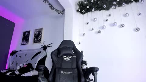 Raven Witch online show from December 4, 2025, 10:18 pm