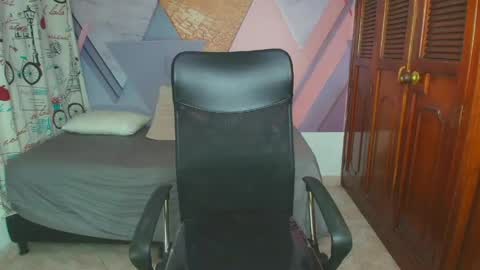raylin_escobar online show from May 16, 2026, 8:18 pm