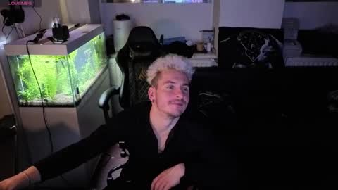 Rayzel online show from March 19, 2026, 6:23 pm