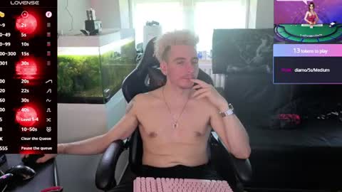 Snapshot of rayzel_white chatting on June 18, 2026, 4:33 pm Rayzel White online show from June 18, 2026, 4:33 pm