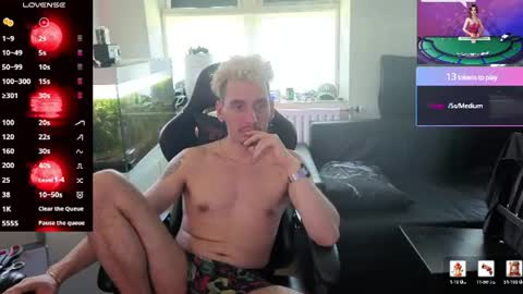 Snapshot of rayzel_white chatting on June 22, 2026, 12:02 pm Rayzel White online show from June 22, 2026, 12:02 pm