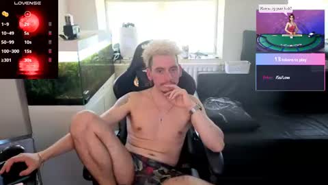 Snapshot of rayzel_white chatting on June 26, 2026, 12:20 pm Rayzel White online show from June 26, 2026, 12:20 pm