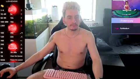 Snapshot of rayzel_white chatting on June 29, 2026, 10:59 am Rayzel White online show from June 29, 2026, 10:59 am