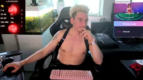 Snapshot of rayzel_white chatting on July 1, 2026, 5:02 pm Rayzel White online show from July 1, 2026, 5:02 pm