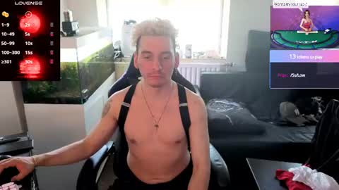 Snapshot of rayzel_white chatting on July 2, 2026, 12:11 pm Rayzel White online show from July 2, 2026, 12:11 pm
