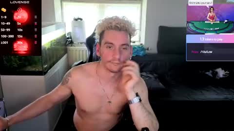 Snapshot of rayzel_white chatting on July 4, 2026, 1:17 pm Rayzel White online show from July 4, 2026, 1:17 pm