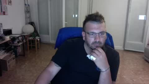 Snapshot of redbonezzzz chatting on May 6, 2026, 10:04 pm redbonezzzz online show from May 6, 2026, 10:04 pm