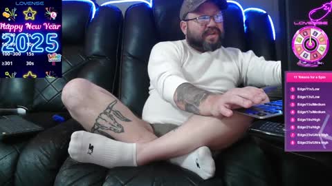 Snapshot of redneckwants2play chatting on January 10, 2025, 12:49 am RedneckWants2Play online show from January 10, 2025, 12:49 am