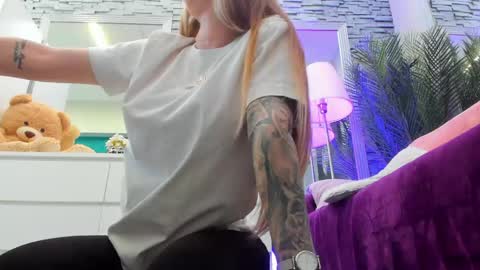 reina cummings online show from May 15, 2026, 5:47 am