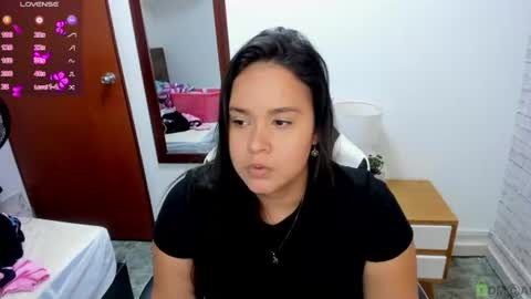 reina_loren online show from June 11, 2026, 3:48 am