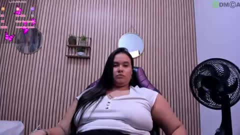 reina_loren online show from August 6, 2026, 5:31 am