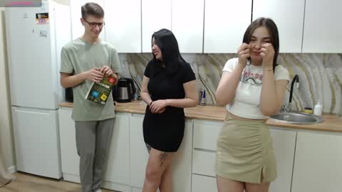 Renae Tom online show from December 4, 2024, 5:55 pm