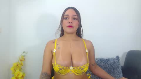 renatabrownn28 online show from March 15, 2026, 5:13 am