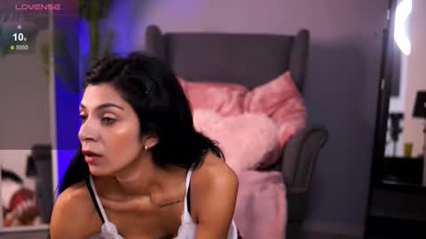 Rena online show from October 28, 2025, 5:00 am