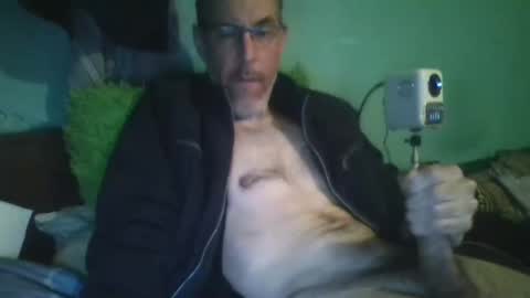 reyes_albert2006 online show from December 14, 2025, 6:12 pm