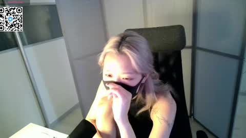 Jiwoo online show from May 12, 2026, 5:59 am