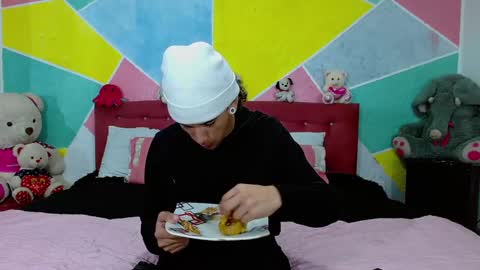 Snapshot of rich_de_la_rosa chatting on December 17, 2024, 5:18 am rich and kitty online show from December 17, 2024, 5:18 am