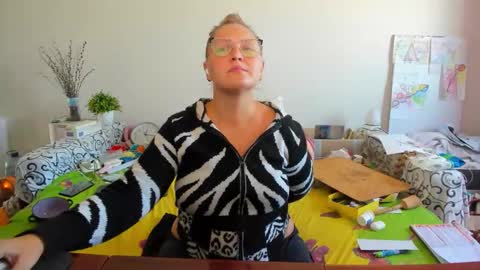 Anna - not anna - right Anna  online show from November 3, 2025, 10:05 am