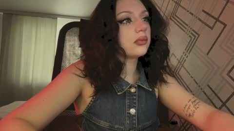 Nicole online show from April 8, 2026, 1:44 pm