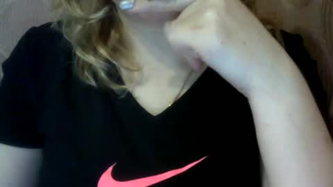 Snapshot of riveramaureen chatting on December 16, 2024, 2:16 pm RiveraMaureen online show from December 16, 2024, 2:16 pm